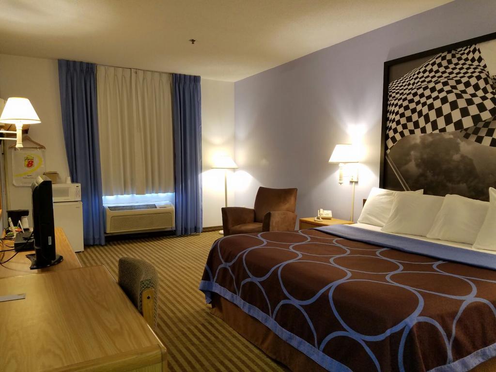 Super 8 By Wyndham Huntington Hotel Exterior foto
