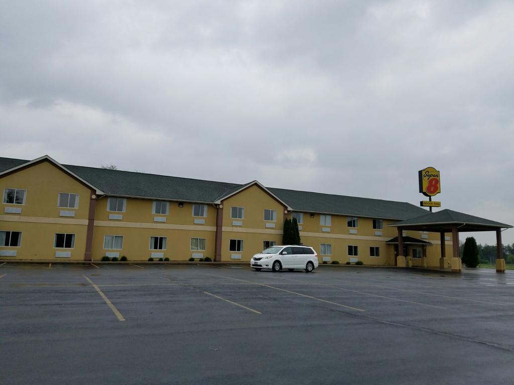 Super 8 By Wyndham Huntington Hotel Exterior foto